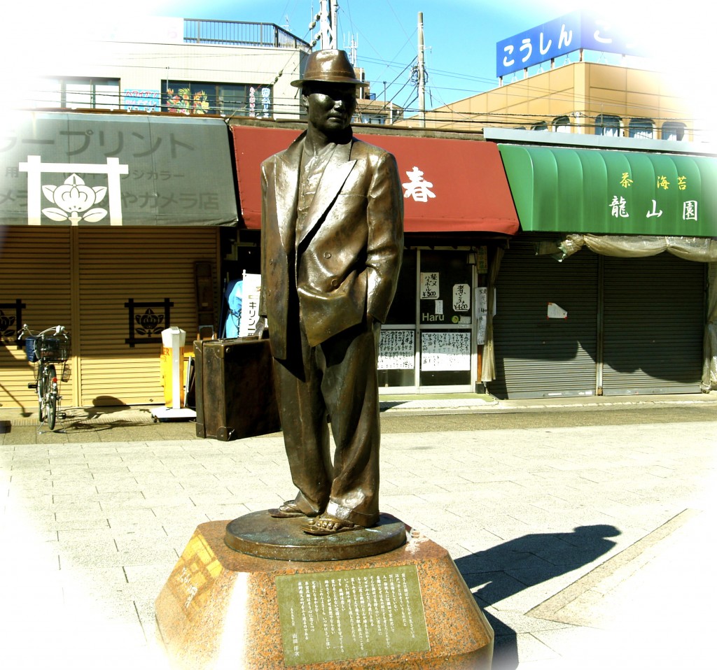 Statue of Tora-san, at Shibamata station