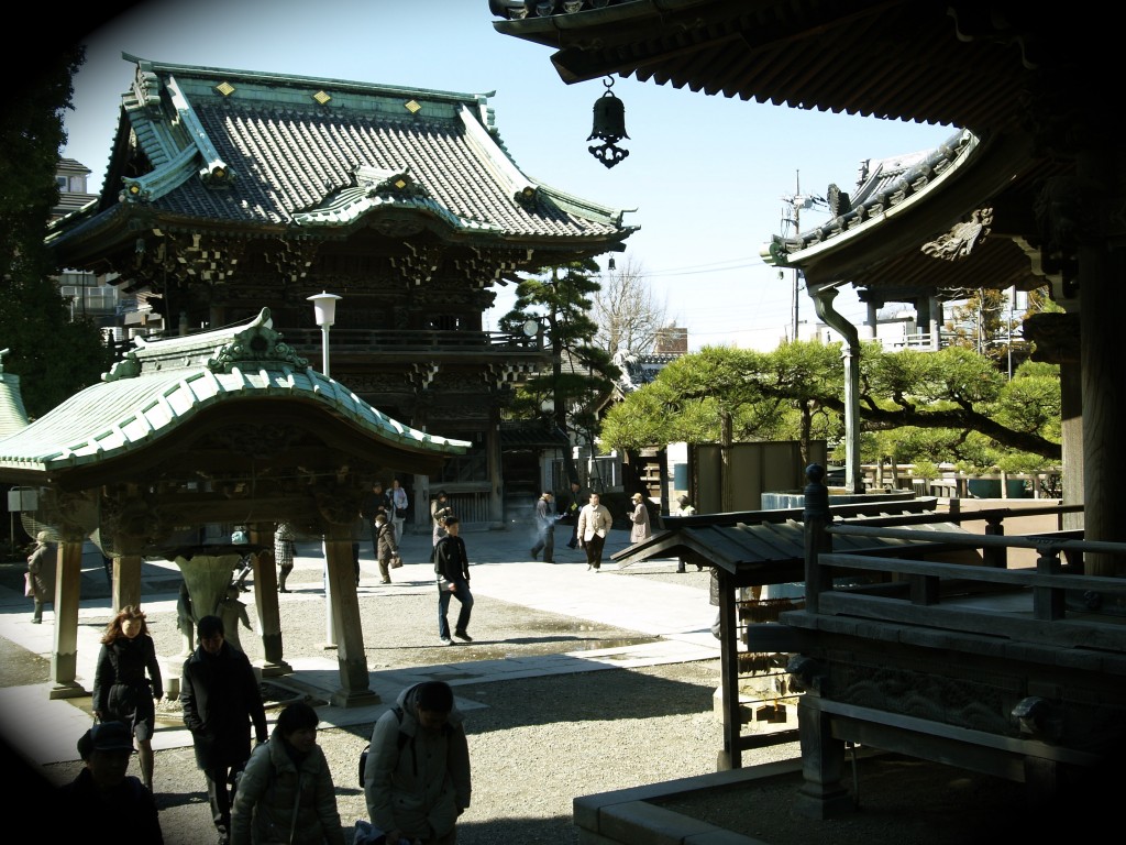 Along the alley. passed the Tora-ya, the famous buddhist temple where dramas and comedies were stages in many of the Tora-san series.