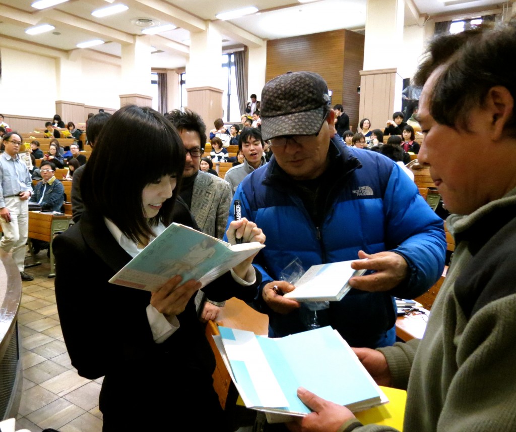 Risa Wataya, Japanese author who won the Akutagawa Price for her novel "Keritai Senaka" ("The Back that you Want to Kick") chatting with her fans in the auditorium of Tokyo University after the workshop.