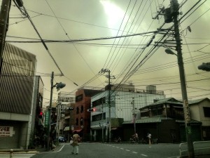 Tokyo is wrapped in a yellow haze today as the "Smog From Nowhere" (出所不明な煙霧 ）envelops the city