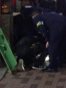 Akasaka Police holding down the 29 year old English teacher who had been reportedly acting wildly in Akasaka. He had a heart attack on the scene and was taken to a hospital after ambulances arrived.